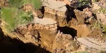 Bursa’da meydana gelen heyelan yolu parçalara ayırdı