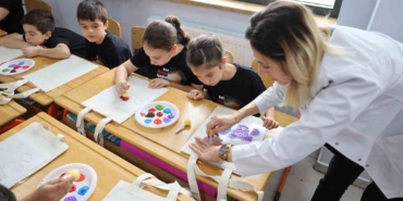 Minik öğrenciler için 23 Nisan temalı sanat atölyesi düzenlendi