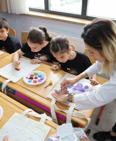 Minik öğrenciler için 23 Nisan temalı sanat atölyesi düzenlendi