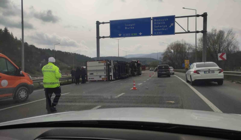 Bilecik’te kontrolden çıkan tır devrildi