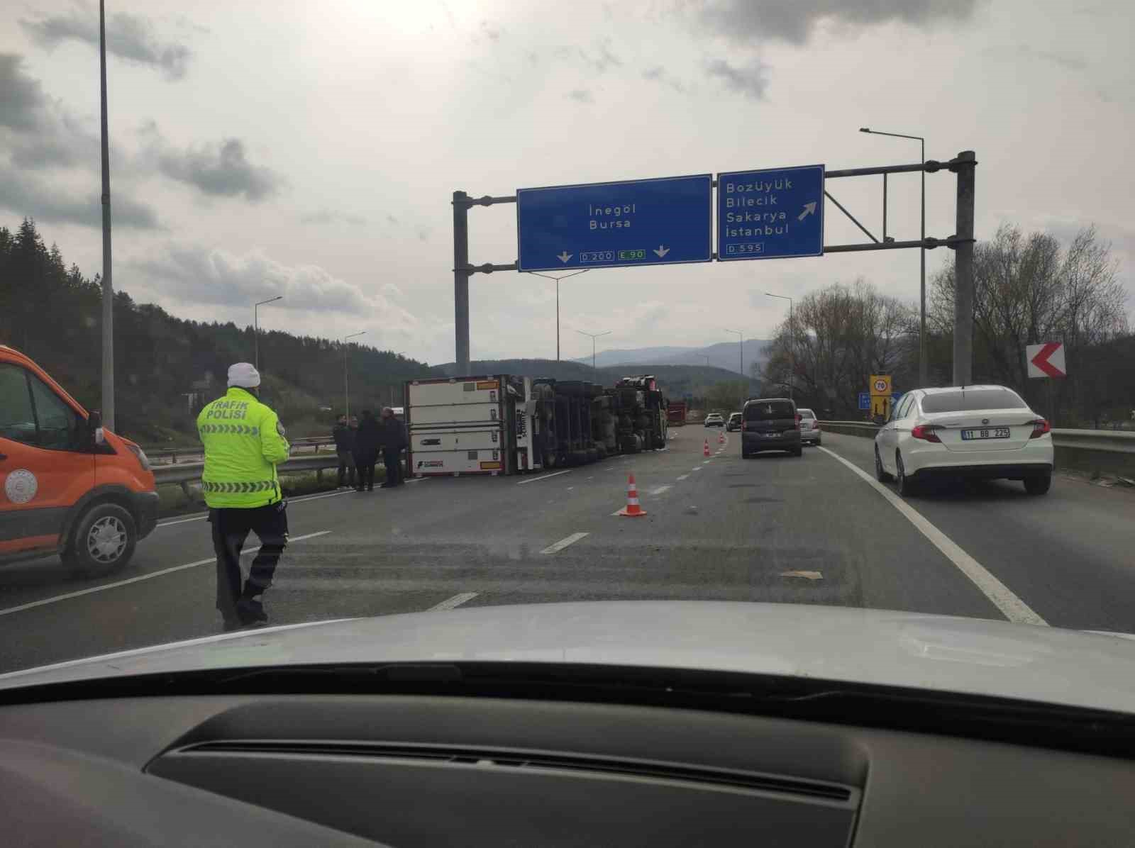 Bilecik’te kontrolden çıkan tır devrildi