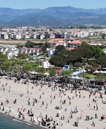 Edremit Belediyesi Geleneksel Uçurtma Şenliği yapıldı