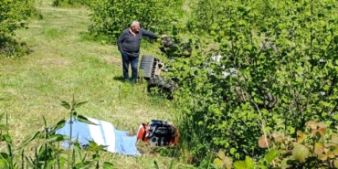 Emekli polis devrilen traktörün altında can verdi