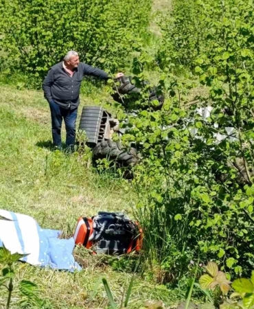 Emekli polis devrilen traktörün altında can verdi