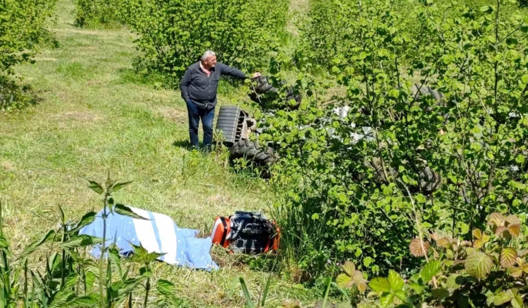 Emekli polis devrilen traktörün altında can verdi