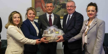 Başkan Ertaş ve Edremit heyeti CHP Lideri Özgür Özel ile buluştu