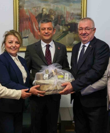 Başkan Ertaş ve Edremit heyeti CHP Lideri Özgür Özel ile buluştu