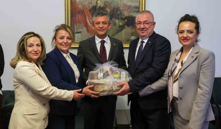 Başkan Ertaş ve Edremit heyeti CHP Lideri Özgür Özel ile buluştu