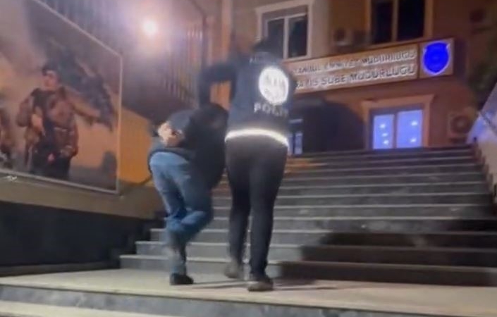 Sosyal medyada polis yeleği giyerek yayın yapan şahıs gözaltına alındı