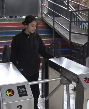 Esenyurt Ortaokulu’nda 6 yıldır uygulanan kartlı turnike sistemi velilere güven veriyor