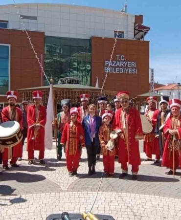 AK Parti’li belediyeden CHP’li vekillere mehterli gönderme