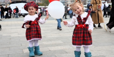 23 Nisan’da çocuklar kırmızı beyaz renklerle sahne aldı