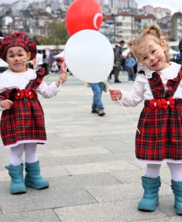 23 Nisan’da çocuklar kırmızı beyaz renklerle sahne aldı