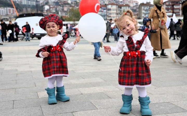 23 Nisan’da çocuklar kırmızı beyaz renklerle sahne aldı