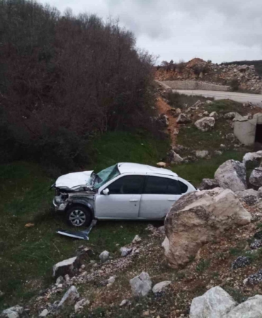 Kontrolden çıkan otomobil şarampole uçtu, sürücüsü yaralandı