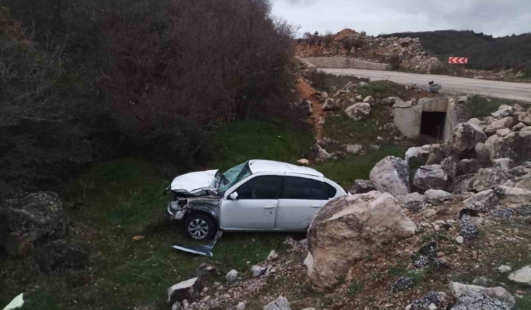 Kontrolden çıkan otomobil şarampole uçtu, sürücüsü yaralandı