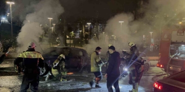Park halindeki otomobilde yangın çıktı, alevler başka araca sıçradı