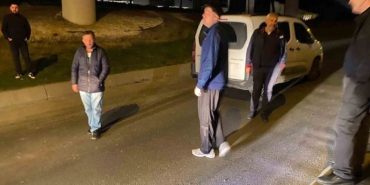 Bakırköy’de yolda kalan araç trafiği kilitledi: Yolcularla sürücü arasında tartışma kamerada