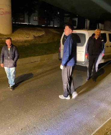 Bakırköy’de yolda kalan araç trafiği kilitledi: Yolcularla sürücü arasında tartışma kamerada