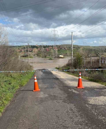Çanakkale’de Kocabaş Çayı taştı: Köy yolu ulaşıma kapandı
