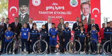 Bakan Bak: "Lütfen çocuklarınızla konuşun, çocuklarınıza sarılın, çocuklarınıza sevginizi aktarın"