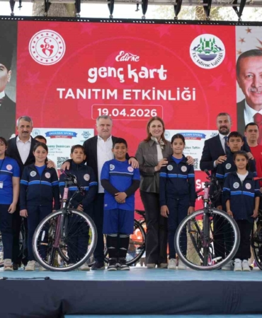 Bakan Bak: "Lütfen çocuklarınızla konuşun, çocuklarınıza sarılın, çocuklarınıza sevginizi aktarın"