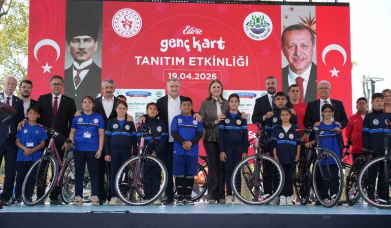 Bakan Bak: "Lütfen çocuklarınızla konuşun, çocuklarınıza sarılın, çocuklarınıza sevginizi aktarın"