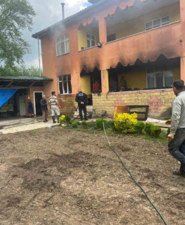 İki katlı evin mutfağında çıkan yangın paniğe neden oldu