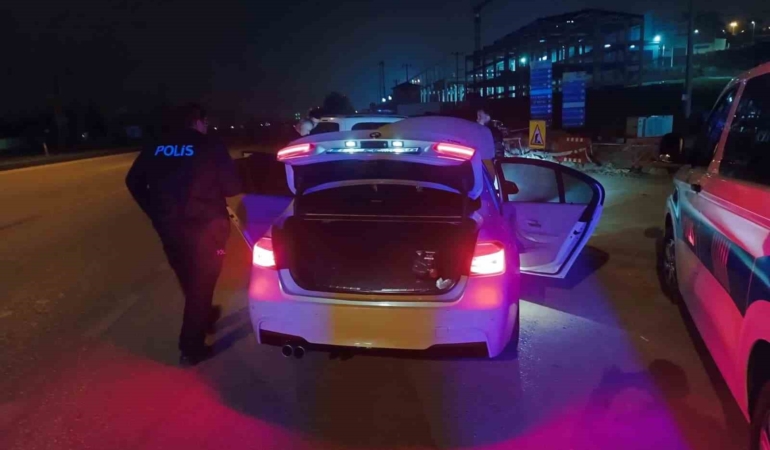 Bursa’da gece yarısı hesaplaşma, aracın önünü kesip ateş açtı