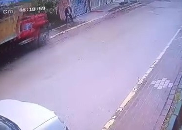 Freni boşalan kamyon dehşet saçtı: Yaşlı adam feci şekilde can verdi