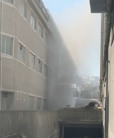 Esenyurt’ta korkutan yangın: Tekstil fabrikası alev alev yandı