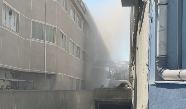 Esenyurt’ta korkutan yangın: Tekstil fabrikası alev alev yandı