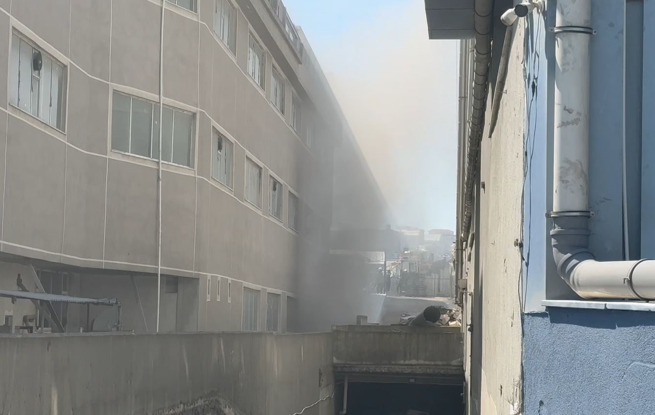 Esenyurt’ta korkutan yangın: Tekstil fabrikası alev alev yandı