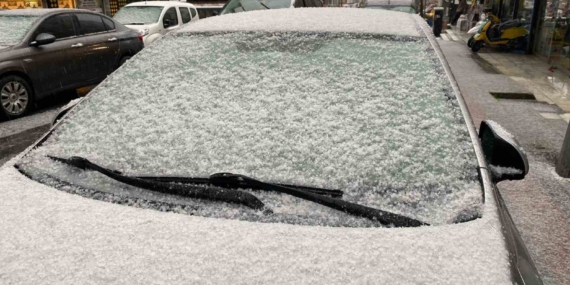 Küçükçekmece’de dolu yağışı etkili oldu, ortalık beyaza büründü
