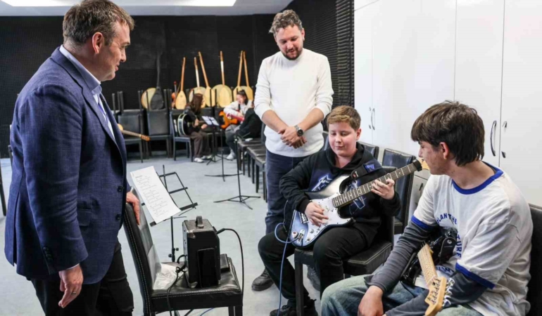 Vali Sözer Gençlik Merkezi’ndeki faaliyetleri yerinde inceledi