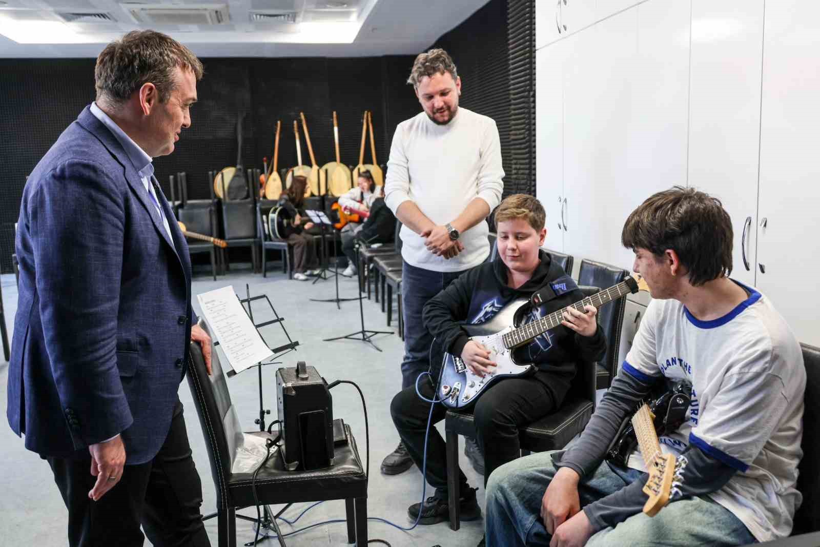 Vali Sözer Gençlik Merkezi’ndeki faaliyetleri yerinde inceledi