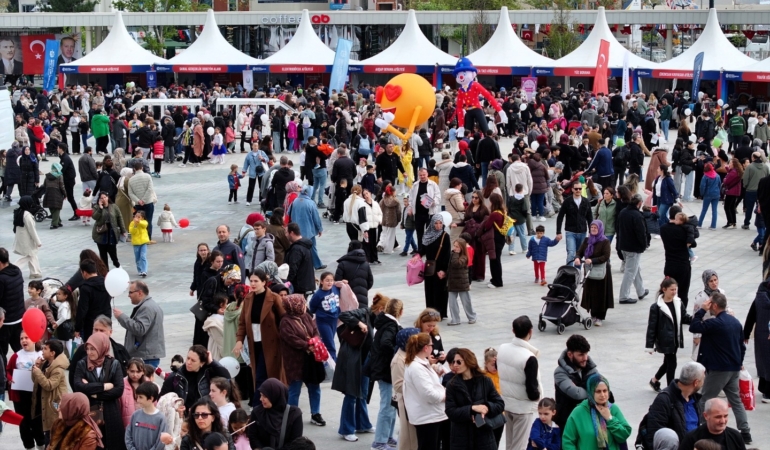 İzmit’te 23 Nisan’a uluslararası ilgi: Çocuklar bayram coşkusunu birlikte yaşıyor