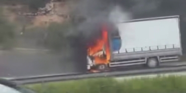 Seyir halindeki kamyon, alev alev yandı