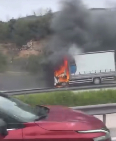 Seyir halindeki kamyon, alev alev yandı