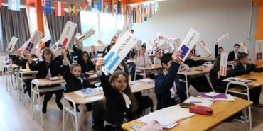 Türk ve Rus öğrenciler aynı masada