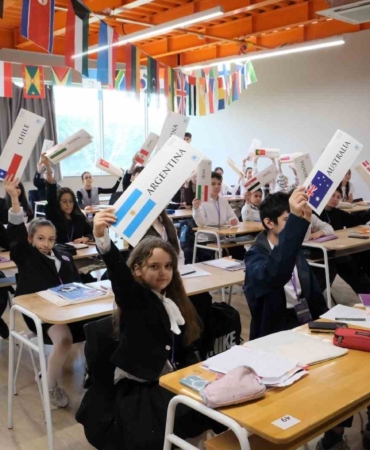 Türk ve Rus öğrenciler aynı masada