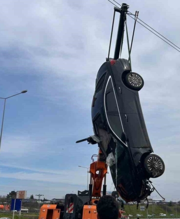 Ünlü saç ekimi uzmanı Berkay Tulpar, lüks otomobiliyle bariyerlere çarpıp çayırlık alana uçtu