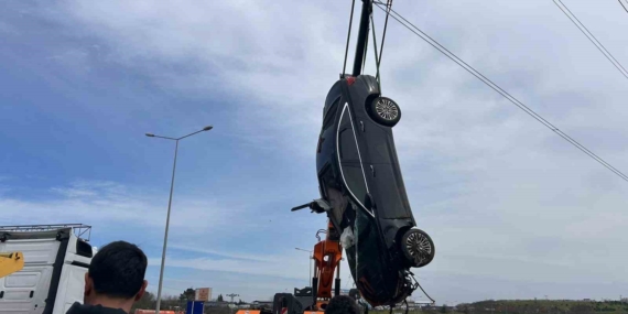 Ünlü saç ekimi uzmanı Berkay Tulpar, lüks otomobiliyle bariyerlere çarpıp çayırlık alana uçtu