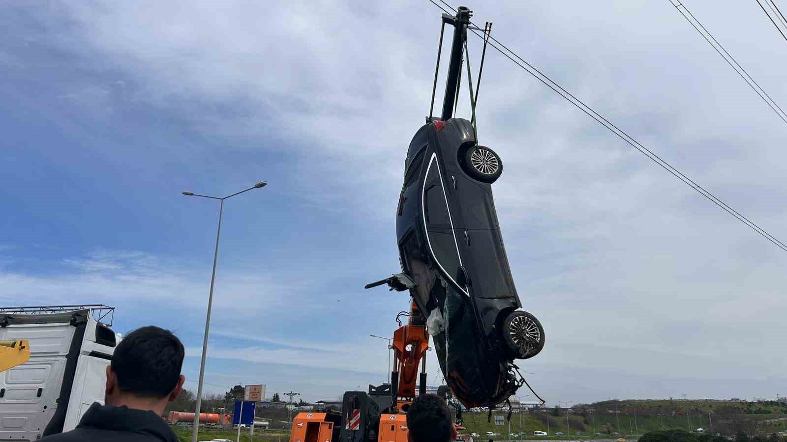 Ünlü saç ekimi uzmanı Berkay Tulpar, lüks otomobiliyle bariyerlere çarpıp çayırlık alana uçtu