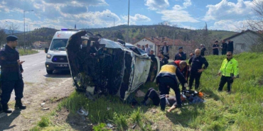 Otomobil devrildi: 2 kişi yaralandı