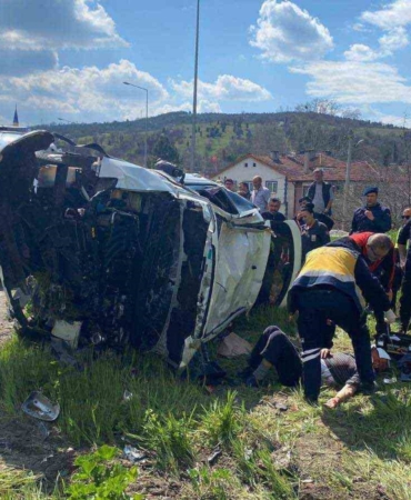 Otomobil devrildi: 2 kişi yaralandı