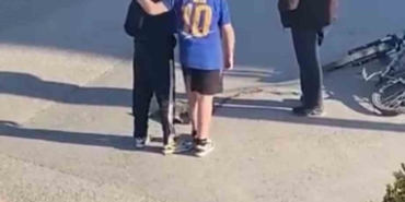 Çocuklar yaralı kedinin üzerini örtüp, başında nöbet tuttu