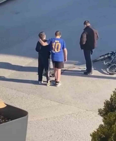 Çocuklar yaralı kedinin üzerini örtüp, başında nöbet tuttu