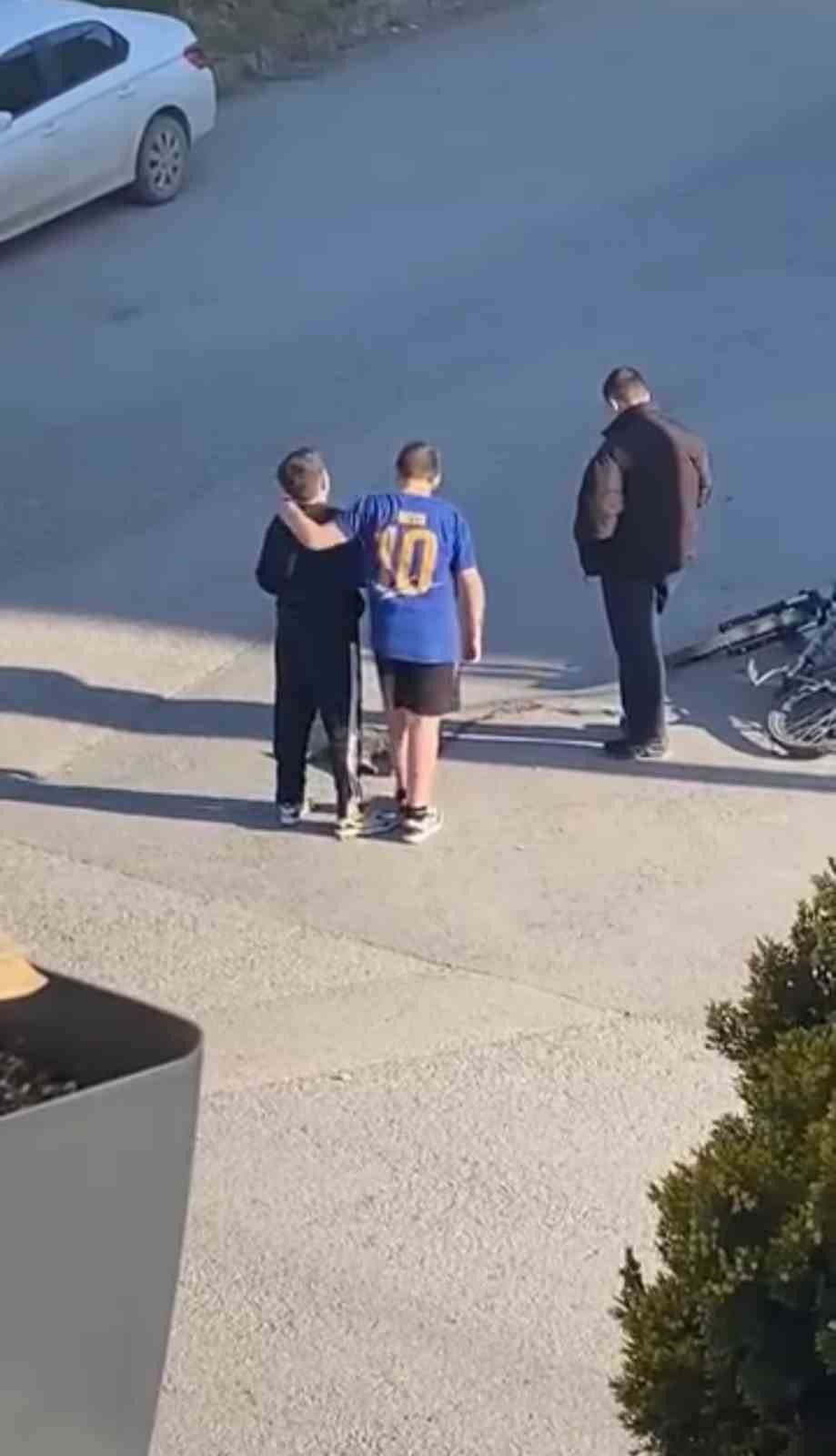 Çocuklar yaralı kedinin üzerini örtüp, başında nöbet tuttu