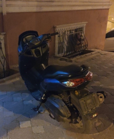 Fatih’te iş yerine silahlı saldırı kamerada: 3 şüpheli yakalandı